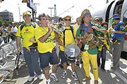 18.06.2006 Ankunft Brasilien Fan ICE am Ostbahnhof - Fotogalerie (Fotos: Ingrid Grossmann)