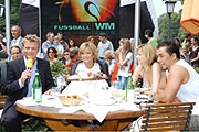 Oliver Geissen (li.) mit seinen Gästen Uschi Glas, RTL-Lifestylereporterin Eva Padberg (2.v.re) und "DSDS"-Finalist Mike Leon Grosch. Foto: RTL/Elke Werner