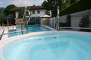 Außenpool mit Salzwasser Whirlpool Becken (Foto: Martin Schmitz)
