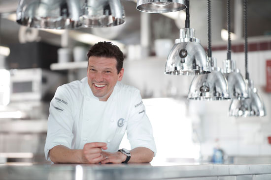 Höchstwertung am Tegernsee   Christian Jürgens bestätigt 2021 die Drei-Sterne-Wertung im Guide Michelin für das Restaurant Überfahrt  (©Foto: Christian Jürgens Restaurant Überfahrt)