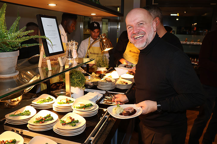 Star-Stylist Oliver Rauh beim Buffet am 14.11.2023 bei der Opening Party des Residence Inn Munich Central (©Foto: Martin Schmitz)