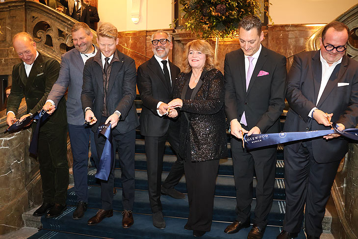 Feierliches Ribbon-Cutting am 25.10.2023 im Rosewood Munich durch Nico Nusmeier, Marcek Wnendt (CEO der Bayerischen Hausbau Real Estate), Florian Schörghuber, Radha Arora ( Präsident der Rosewood Hotels & Resorts), Alexandra Schörghuber, Roland Duerr (Managing Director) und Münchens Wirtschaftsreferenten Clemens Baumgärtner (©Foto: Martin Schmitz)