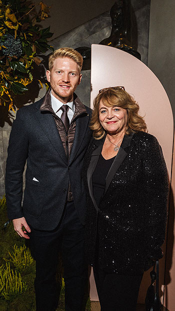 Arabella Schörghuber mit Sohn Florian Schörghuber beim Grand Opening des Roswood Munich ( ©Foto: Pat Domingo für Rosewood Munich) 