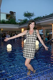 Alexandra Polzin am Pool (Foto: Martin Schmitz)