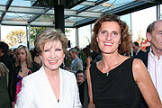 Carolin Reiber mit Hotelchefin Innegrit Volkhardt (Foto: MartiN Schmitz)