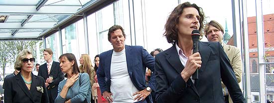 Innegrit Volkhardt stellt ihr neues Blue Spa der Presse vor, im Hintergrund Ralf Möller und Stararchitektin Mmw Andrée Putman (ganz links) sowie der Münchner Dom (rechts) (Foto: Martin Schmitz)