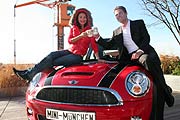 Gitta Saxx und Helmut Käs, Leter MINI München stoßen mit einem Glühwein auf die gelungene Landung an (Foto: Martin Schmitz)
