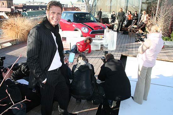 MINI München Chef Helmut Käs freut es: großes Presseinteresse: der neue MINI auf der Terrasse des Blue Spa (Foto: Martin Schmitz)