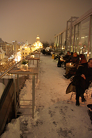 verschneite Dachterrasse des Blue Spa