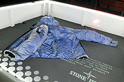 STONE ISLAND Container mit Liquid Reflective Jacke, Kollektion HW 2010/2011