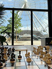 Blick vom Foyer des gambino hotel Werkviertel auf das Riesenrad  (©Foto: Martin Schmitz)