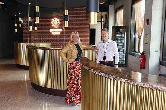 Sabrina Gambino-Kreindl und Hoteldirektor Carsten Werblow(©Foto: Martin Schmitz)