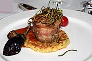 Rosa gebratenem Kalbsfilet im Speckmantel auf Kartoffelmintplätzchen und Tomate (Foto: Martin Schmitz)