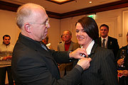 Christian Netzle (Hotel Königshof) steckte seiner Mitarbeiterin Veronika Schuster die Goldenen Schlüssel an (Foto:Martin Schmitz)