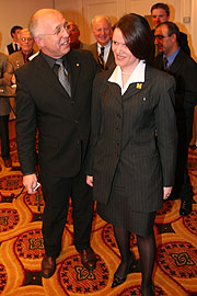 Christian Netzle (Hotel Königshof) steckte seiner Mitarbeiterin Veronika Schuster die Goldenen Schlüssel an (Foto: MartiN Schmitz)