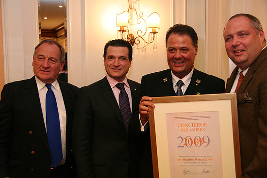 .., Raffale Sorrentino (Präsident der Concierge Vereinigung), Massimo Francucci (Concierg des Jahres 2009, Vier Jahreszeiten) , Stefan Kaminski (Direktor Vier Jahreszeiten) (Foto: MartiN Schmitz)