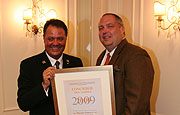 Massimo Francucci mit Urkunde, hier mit Hoteldirektor Stefan Kaminski (Foto: Martin Schmitz)