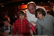 Alfons Schuhbeck half beim Backen (©Foto: Martin Schmitz)