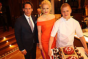 Axel Ludwig (Hotel-Direktor „Vier Jahreszeiten Kempinski“), Franziska Knuppe, Ian Baker (©Foto. Martin Schmitz)