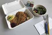 Appetitlich: Wiener Schnitzel mit Bratkartoffeln und gemischtem Salat (©Foto: Marikka-Laila Maisel)