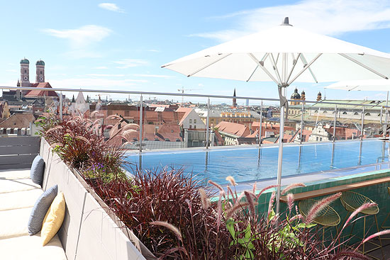 Pool mit Aussicht, der für das notwendige Urlaubsgefühl sorgt auf dem Dach des Mandarin Oriental, Munich ©Foto: Martin Schmitz)
