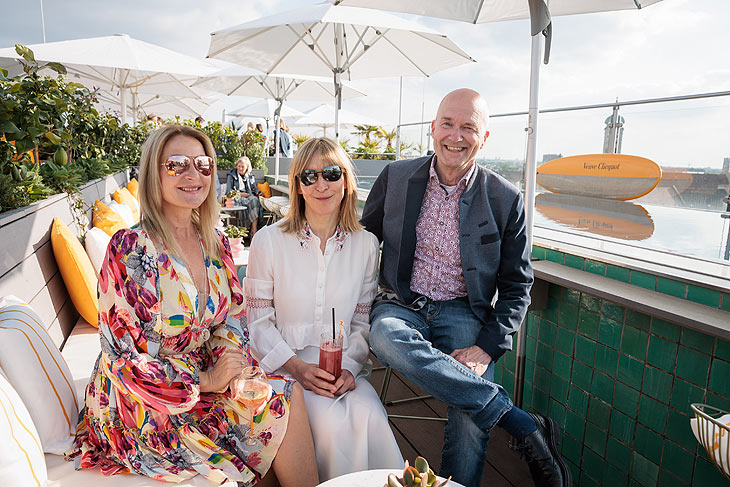 Barbara Osthoff, Yvonne Wirsing, Martin Schmitz auf dem „Mahjong Roof Garden“ des Mandarin Oriental Munich (©Foto: Stefan Heigl)