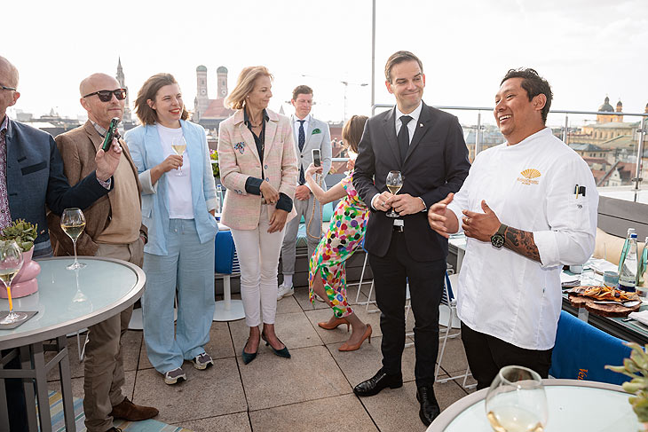 Mandarin Oriental General Manager Wolfgang M. Greiner, Mahjong Koch Michael Cánepa Farfán auf dem „Mahjong Roof Garden“ des Mandarin Oriental Munich (©Foto: Stefan Heigl)