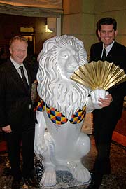 Dr. Jörg Richtsfeld (Geschäftsführer Porzellan-Manufaktur Nymphenburg)  und Herr Michael Ziemer (Generaldirektor Madarin Oriental) und der neue Löwe (Foto: MartiN Schmitz)