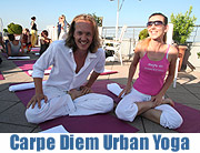 Mandarin Oriental, Munich General Manager Michael Ziemer, Patrick Broome (JIVAMUKTI YOGA CENTER), und Schauspieler Ralf Bauer bei der CARPE DIEM Urban Yoga Serie am Pool (Foto: Martin Schmitz)