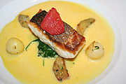 Loup de Mer an jungem Spinat, Artischocken und orientalischer Würze (Foto: Martin Schmitz)