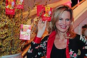 Nina Ruge mit Glückstütchen (Foto. Martin Schmitz)