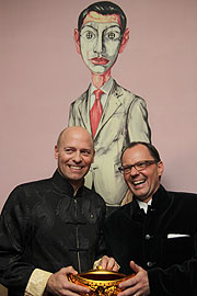 Lars Wagner, Generaldirektor des Mandarin Oriental, Munich und H.W. Rüsch (China Capital Art Gallery) vor dem Bild "Man with the Mask" von Zeng Fanzhi (©Foto. Martin Schmitz)