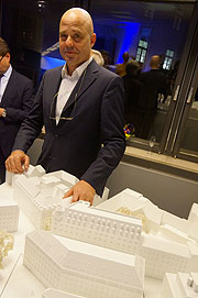 Architekt Andreas Hild vom Architekturbüro Hild und K. stellte das Projekt zum Auftakt der Ausstellung (©Foto: Martin Schmitz)