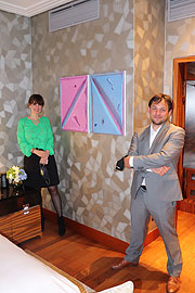 Kunsthistorikerin Dr. Sonja Lechner und der Künstler Felix Rehfeld im  Master Bedroom in der Präsidentensuite (©Foto: Martin Schmitz)
