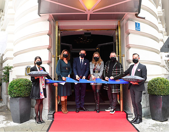 Mit einem Ribbon Cutting eröffnete das Mandarin Oriental, Munich am 14. Oktober 2020 (©Foto:  Mandarin Oriental)