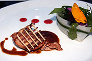 Wildkräutersalat mit gebratenem Escorial-Täubchen und Sauerampfermarinade (Foto: Martin Schmitz)