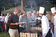 Grillspezialitäten am offenen Holzkohlefeuer (Fto: Marikka-Laila Maisel)