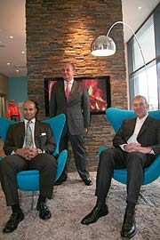 Motel One München City-Ost Hotelmanager Denis Schaffer, Motel One Managing Director Philippe Weyland, Motel One Vorstandsvorsitzender Dieter Müller (v.l.n.r.) (Foto: Martin Schmitz)