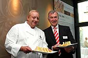 Sternekoch Alfons Schuhbeck (li.) kreierte den "Motel One Toast", neben ihm Motel One Chef Dieter Müller (Foto: Motel One)