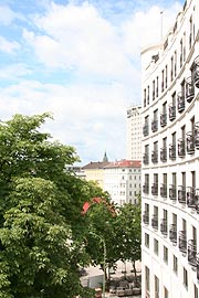leuchtend weiße Fassaden mit kleinen französischen Balkonen: The Charles Hotel wird im Oktober 2007 eröffnet (Foto: Martin Schmitz)