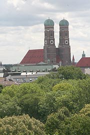 spektakulär: der Blick aus dem oberen Stockwerken über den Alten Botanischen Garten auf die Sehenswürdigkeiten von München (Foto: Martin Schmitz)