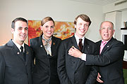 Moritz Balz, Steffi Bock, Dario Garofalo erhielten die "Goldenen Schlüssel" als Auzeichnung aus der Hand von Chritian Netzle, Vize Präsident der Les Clefs d'Or (Foto: Martin Schmitz)