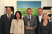 Die Preisträger: Dr. Lars Binckebanck, Prokurist Verkauf und Marketing, Birgit Goedde, Leiterin Marketing und Unternehmenskommunikation der J.K. Wohnbau, Dr. Josef L. Kastenberger, geschäftsführender Gesellschafter der J.K. Wohnbau, Florian Gast, Geschäftsführer HOT ADVERTISING, Ute Reumuth, GL/Kundenberatung HOT ADVERTISING) (Foto: MartiN Schmitz)