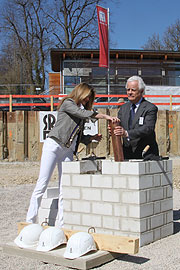 Grundsteinlegung durch Olivier Mitterand (Les Nouveaux Constructeurs SA) und die Münchner Stadträtin Mechthilde Wittmann (Foto: MartiN Schmitz)