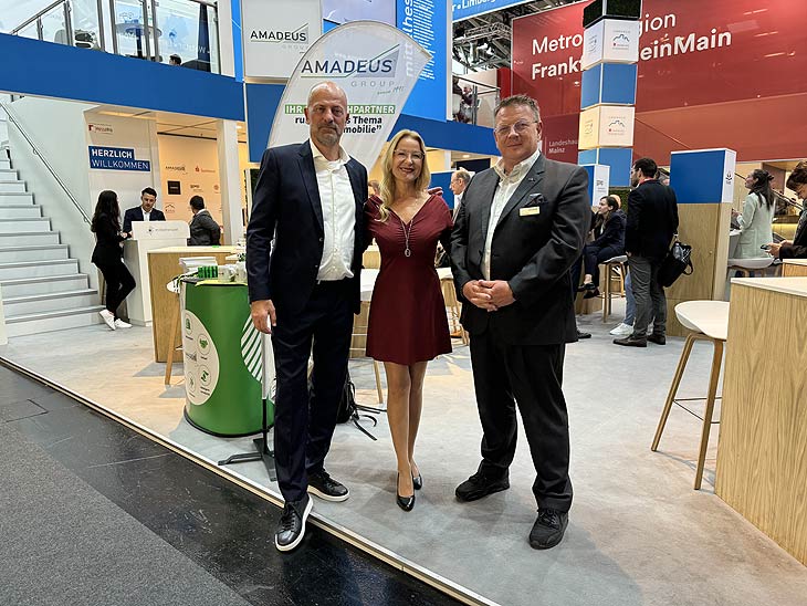 Am Stand der Region Mittelhessen bei der Amadeus Group: Barbara Osthoff im Gespräch mit  Dirg Parhofer (re.) und Volker Deifel (li.) (©Foto:  Martin Schmitz)