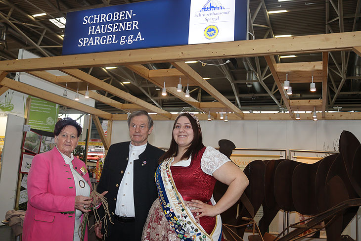 Maria Weibl, Gästeführerin Neuburg Schrobenhausen, Peter Strobl, Spargelerzeugerverband Südbayern e.V., Juliane Wenger, stellv. Schrobenhausener Spargelkönigin am Stand C2.443 der Garten München 2023 ©Foto: Martin Schmitz