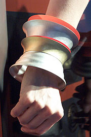 Dort z.B. zu bestaunen ist Armschmuck von Claudia Hoppe aus Düsseldorf (Siber, Gold, PVC) (Foto: Marikka-Laila Maisel)