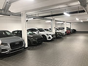 Eine ganze Ebene mit Neufahrzeugen, die bei Bedarf per Fahrstuhl direkt in den Ausstellungsraum verbracht werden können (©Foto: Martin Schmitz)