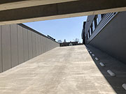 Geräumig: die Zufahrt zur Parkgarage (©Foto: Martin Schmitz)