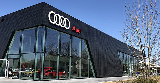 Audi  München Trudering mit seiner innovativen Fassade (©Foto: Martin Schmitz)